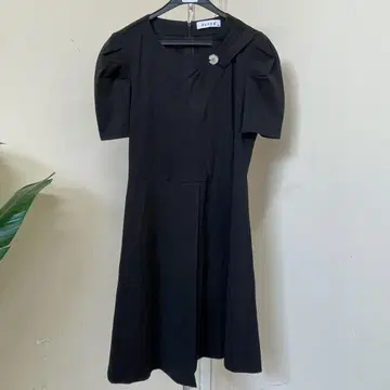 블랙 원피스 수트 퍼프 슬리브