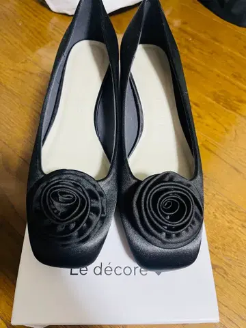 르 데코레 블랙 로즈 모티브 펌프스