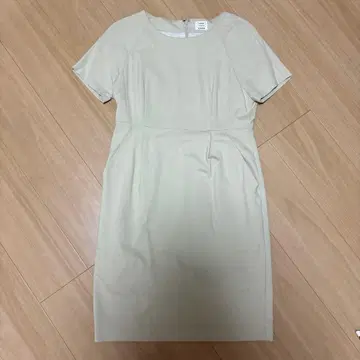 PLST 베이지 반팔 무릎 기장 원피스