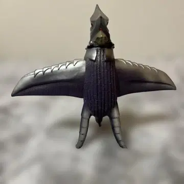 괴수 피규어 블랙과 실버 디자인