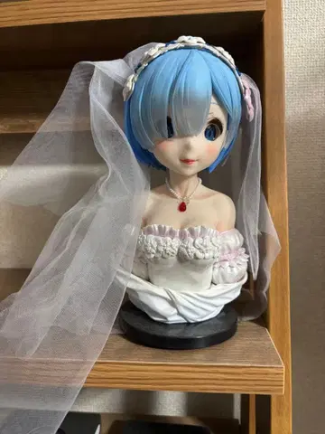 렘 웨딩 드레스 피규어