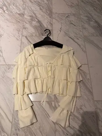 Whim Gazette 프릴 크롭 상의