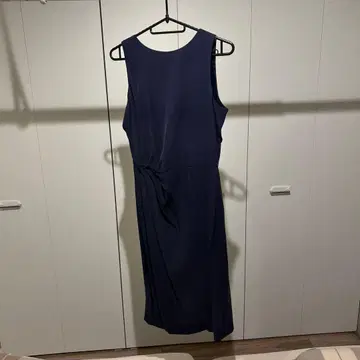 theory luxe 슬리브리스 무릎 기장 원피스