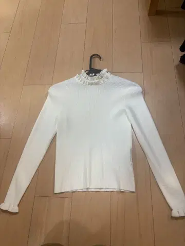 m.i.d 프릴 넥 니트 긴팔