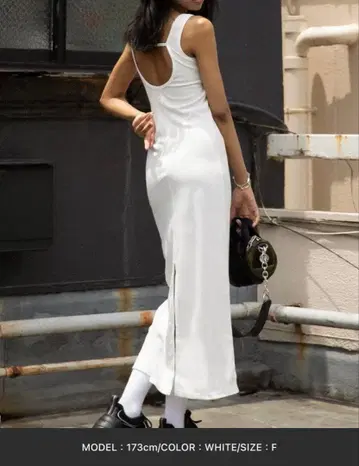 ACLIENT 블랙 백 오픈 리브 롱 드레스