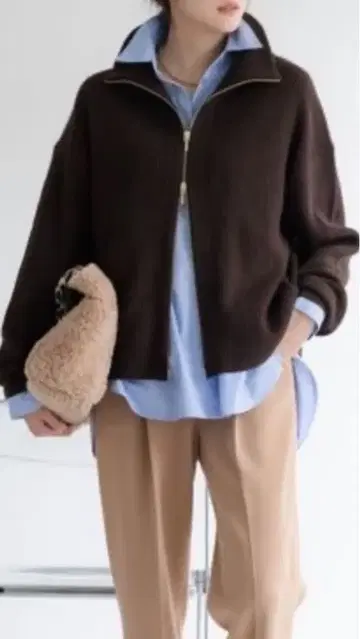 엘르라 이번 시즌 보풀 걱정 없는 지퍼 가디건 다크 브라운