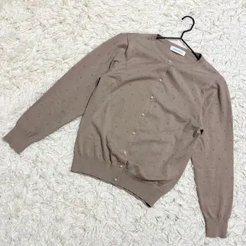 쿠튀르 브로치 가디건 도트 무늬 펄 버튼 둥근넥 브라운 계열