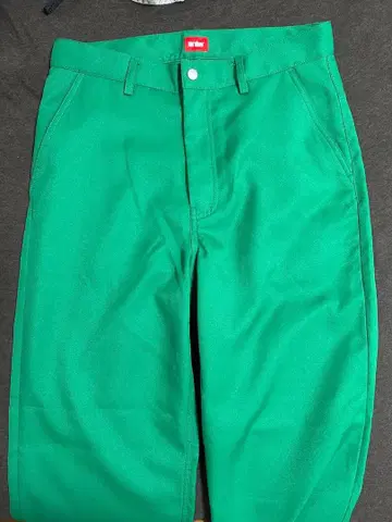 오더 그린 컬러 슬랙스 지퍼식 버튼 포함