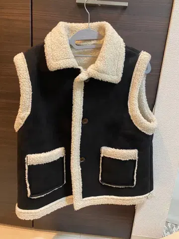 플리스 소재 슬리브리스 베스트 블랙과 아이보리