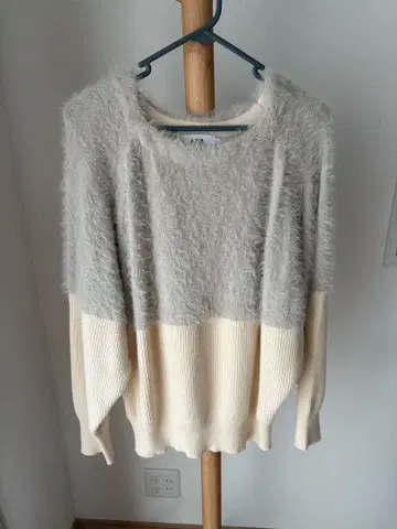 AZUL 샤기 절개 돌먼 니트