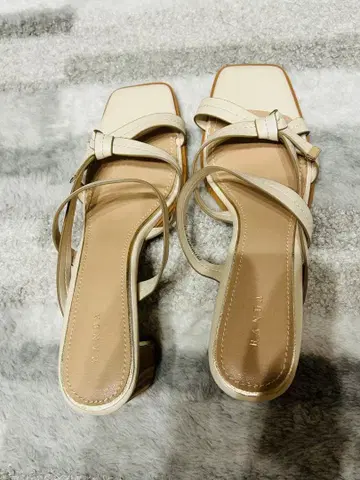 미사용 새상품 [ RANDA ] 크로스 스트랩 힐 샌들 LL