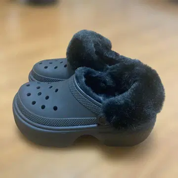 Crocs 블랙 퍼 클로그 샌들