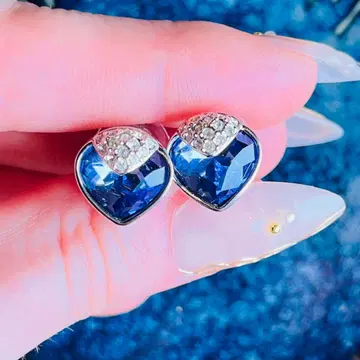 스와로브스키 파란색 하트형 스톤 스터드 귀걸이