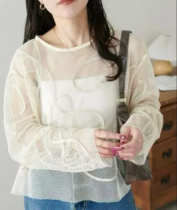 [ 미사용 새상품 택 포함 ] 디스코트 코드 자수 메쉬 풀오버 화이트 M