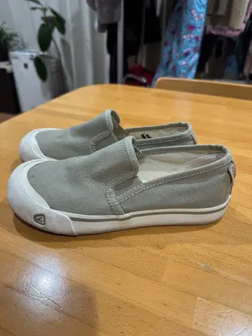 KEEN 그레이 슬립온 스니커즈