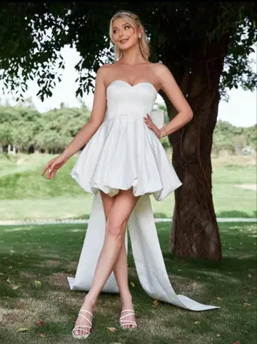 스트랩리스 화이트 웨딩 드레스