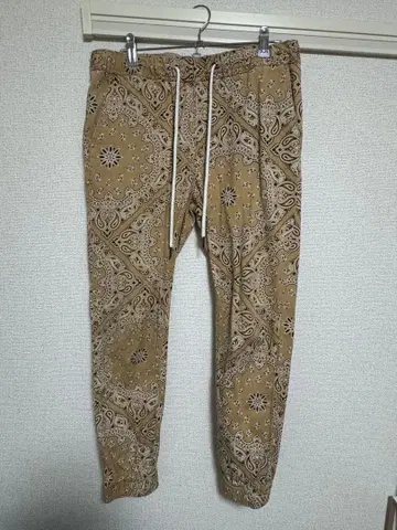 페이즐리 무늬 브라운 팬츠