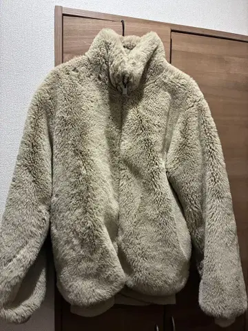 ZARA 베이지 퍼 자켓 M 사이즈