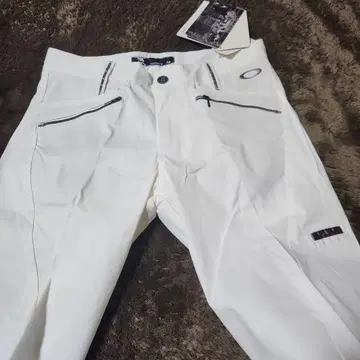 Oakley 화이트 지퍼 포켓 팬츠