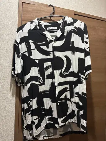 ZARA 반팔 셔츠 L 사이즈 블랙 화이트