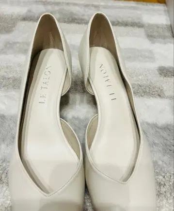 미사용 새상품 [ LE TALON ] 5.5cm V컷 내추럴 25.5cm