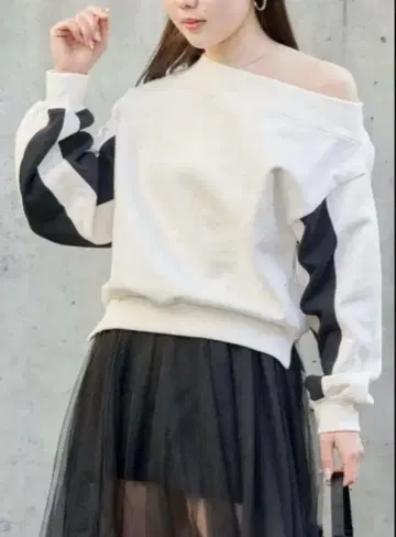 [ 미사용 ] Chico 치코 오프숄더 크롭 맨투맨 F 레어