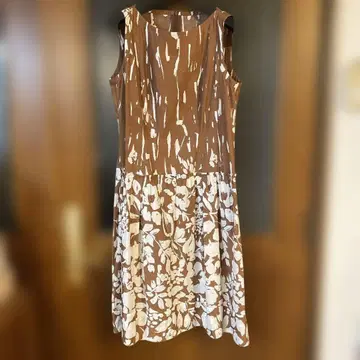 보드빌 슬리브리스 무릎 기장 원피스 브라운 꽃무늬 면 로운