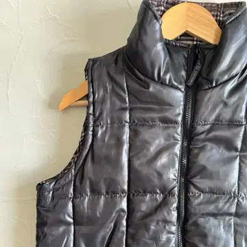 리버서블 다운 베스트 스탠드 카라 충전솜 방한 체크 무늬 블랙