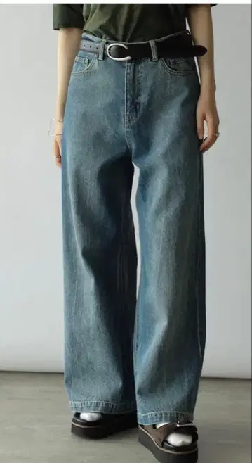 라디에이트 백 버튼 디자인 데님 팬츠