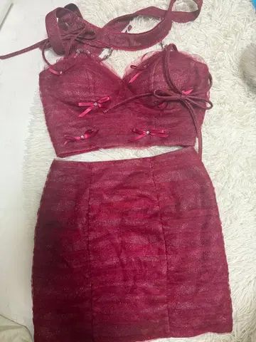 버건디 크롭탑과 스커트 세트