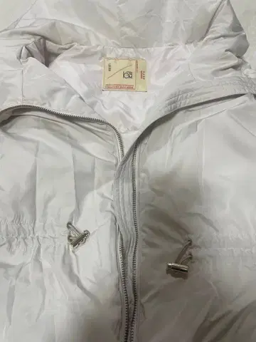 화이트 후드 부착 다운 자켓