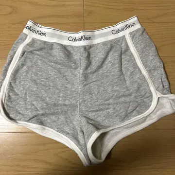 Calvin Klein 그레이 숏팬츠 M