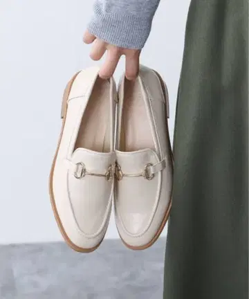 아이보리 로퍼 합성 피혁 금장 장식 포함