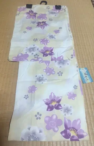 화이트 바탕, 보라색 꽃무늬 유카타