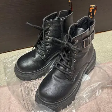 지퍼 달린 블랙 부츠 통굽