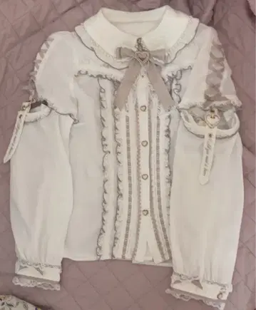 컷 아웃 쓰리 블라우스