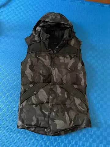 AKM 카모플라쥬 다운 베스트 후드 부착