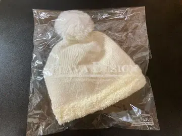 폼폼 포함 화이트 니트 모자 끈 포함