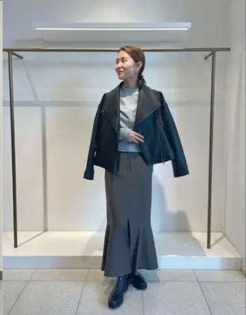 휘젬즈 슬릿 디테일 머메이드 타이트 스커트 38 사이즈