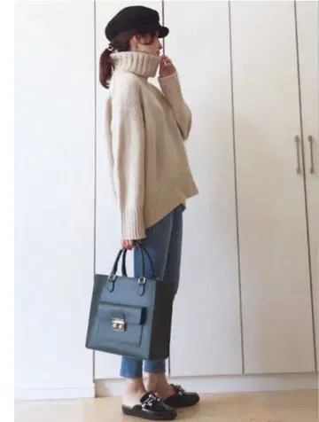 갤러리 비 터틀넥 니트