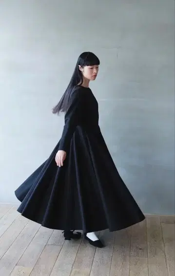 foufou 롱 슬리브 블랙 플레어 원피스