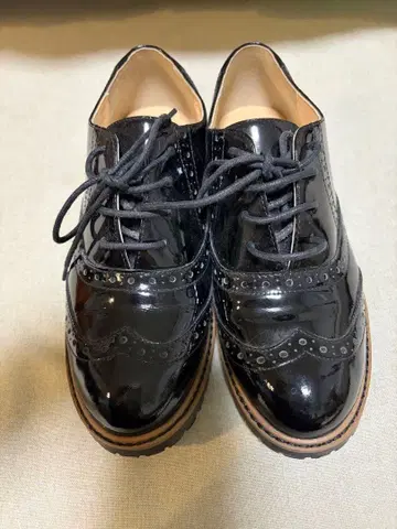 블랙 에나멜 옥스퍼드 신발