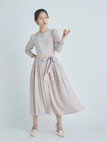 셀포드 다나카 미나미 착용 플리츠 니트 원피스 베이지