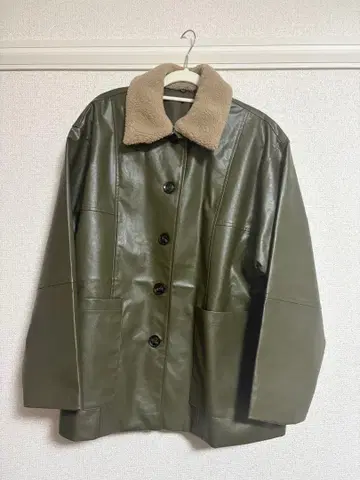 올리브 그린 보아 옷깃 가죽 자켓
