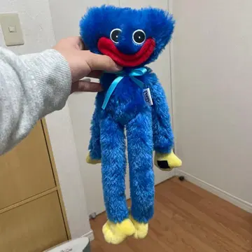 파란색 봉제 인형 빨간색 입 포함