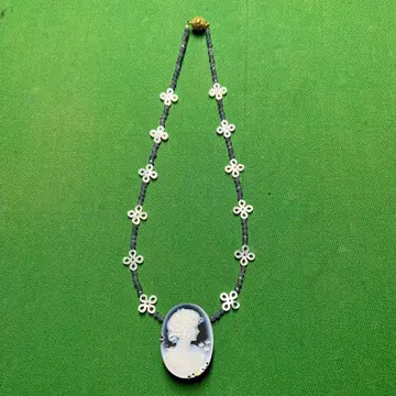 카메오 스타일 목걸이
