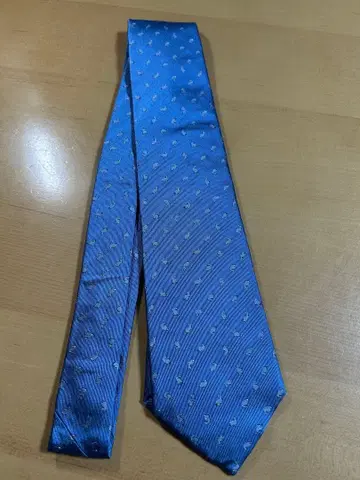 파란색 새틴 넥타이 작은 자수 패턴