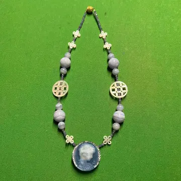 파란색 조각 목걸이