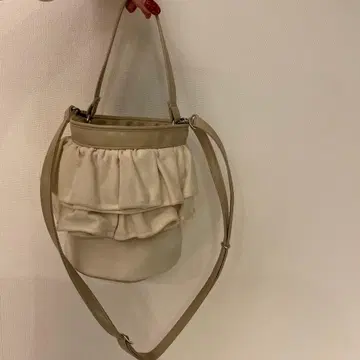 세츠코 사지테일 프릴 디자인 베이지 숄더백 새상품급