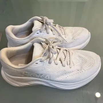 호카 화이트 스니커즈